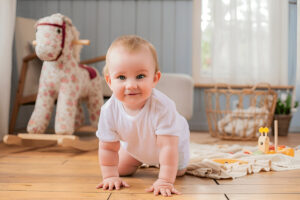 baby start crawling